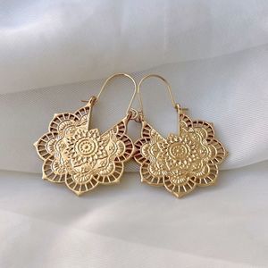 5/$25 Flower Gold Huggies